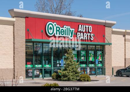 NORTHFIELD, MN/USA - 18. APRIL 2020: O'Reilly Auto Parts Retail Exterior und Markenlogo. Stockfoto