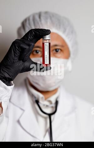 Nürnberg, Deutschland. April 2020. Ein Virologe posiert mit einer Korona-Blutprobe (Symbolto mit Modell).Verwendung weltweit Quelle: dpa/Alamy Live News Stockfoto