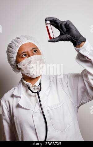 Nürnberg, Deutschland. April 2020. Ein Virologe posiert mit einer Korona-Blutprobe (Symbolto mit Modell).Verwendung weltweit Quelle: dpa/Alamy Live News Stockfoto