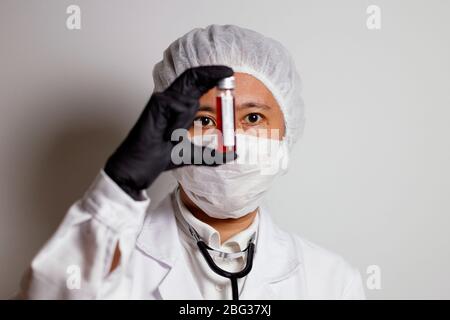 Nürnberg, Deutschland. April 2020. Ein Virologe posiert mit einer Korona-Blutprobe (Symbolto mit Modell).Verwendung weltweit Quelle: dpa/Alamy Live News Stockfoto