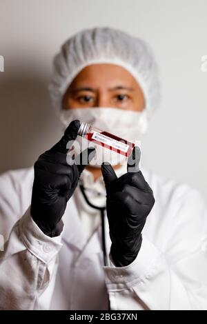 Nürnberg, Deutschland. April 2020. Ein Virologe posiert mit einer Korona-Blutprobe (Symbolto mit Modell).Verwendung weltweit Quelle: dpa/Alamy Live News Stockfoto