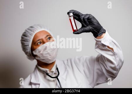 Nürnberg, Deutschland. April 2020. Ein Virologe posiert mit einer Korona-Blutprobe (Symbolto mit Modell).Verwendung weltweit Quelle: dpa/Alamy Live News Stockfoto