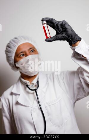 Nürnberg, Deutschland. April 2020. Ein Virologe posiert mit einer Korona-Blutprobe (Symbolto mit Modell).Verwendung weltweit Quelle: dpa/Alamy Live News Stockfoto