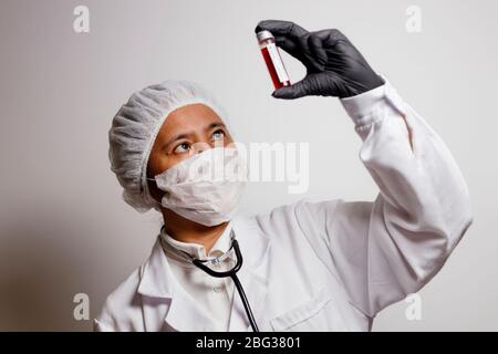 Nürnberg, Deutschland. April 2020. Ein Virologe posiert mit einer Korona-Blutprobe (Symbolto mit Modell).Verwendung weltweit Quelle: dpa/Alamy Live News Stockfoto