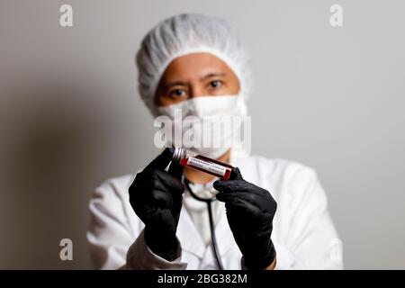 Nürnberg, Deutschland. April 2020. Ein Virologe posiert mit einer Korona-Blutprobe (Symbolto mit Modell).Verwendung weltweit Quelle: dpa/Alamy Live News Stockfoto