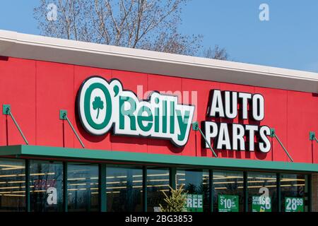 NORTHFIELD, MN/USA - 18. APRIL 2020: O'Reilly Auto Parts Retail Exterior und Markenlogo. Stockfoto