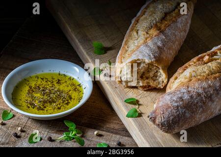 Dipping Oil und frisches Baguette Stockfoto