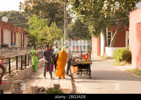 Chandigarh / Indien / 04. April 2017: Indische Familie verkauft indische Küche auf der Straße Stockfoto