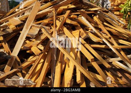 Zerbrochene lange Stücke von Baumstamm. Zerbrochene Holzstücke schließen. Holzspan aus Kiefernholz. Zerbrochen in Stücke und Splitter massiver Baumstamm, Nahaufnahme f. Stockfoto