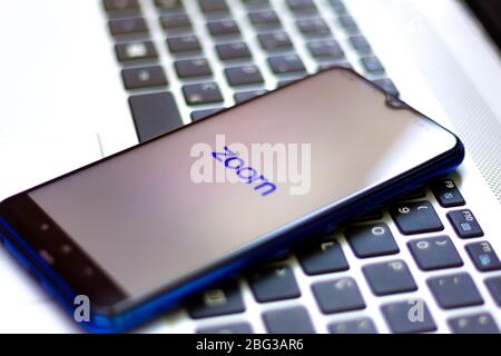 17. April 2020, Brasilien: In dieser Abbildung ein Zoom Video Communications Logo auf einem Smartphone zu sehen. (Bild: © Rafael Henrique/SOPA Bilder via ZUMA Wire) Stockfoto