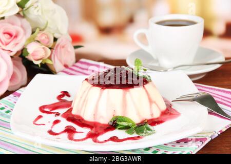 Panna Cotta mit Himbeersauce, auf hellem Hintergrund Stockfoto