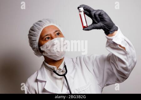 Nürnberg, Deutschland. April 2020. Ein Virologe posiert mit einer Korona-Blutprobe (Symbolto mit Modell).Verwendung weltweit Quelle: dpa/Alamy Live News Stockfoto