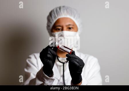 Nürnberg, Deutschland. April 2020. Ein Virologe posiert mit einer Korona-Blutprobe (Symbolto mit Modell).Verwendung weltweit Quelle: dpa/Alamy Live News Stockfoto