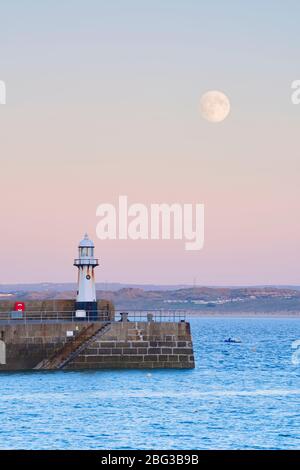 Supermond über dem Hafen von St Ives bei Sonnenuntergang, Cornwall Stockfoto