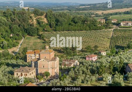 Herrliche Luftaufnahme der Kirche der Madonna della Rosa, Chianciano, Siena, Toskana, Italien Stockfoto