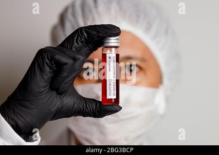 Nürnberg, Deutschland. April 2020. Ein Virologe posiert mit einer Korona-Blutprobe (Symbolto mit Modell).Verwendung weltweit Quelle: dpa/Alamy Live News Stockfoto