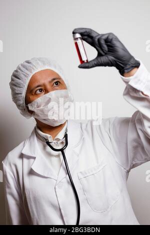 Nürnberg, Deutschland. April 2020. Ein Virologe posiert mit einer Korona-Blutprobe (Symbolto mit Modell).Verwendung weltweit Quelle: dpa/Alamy Live News Stockfoto