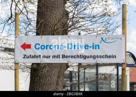 Schild zum Corona Drive-in. Der Text unten zeigt an, dass nur berechtigte Personen (mit einem Dokument eines Arztes) auf das Coronavirus getestet werden. Stockfoto