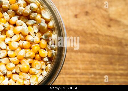 Große Menge Popcorn Mais in Glas bereit, für die Herstellung von Popcorn für den nächsten Film auf dem Bildschirm und mit Kopierraum auf der rechten Seite ausgefriert werden Stockfoto