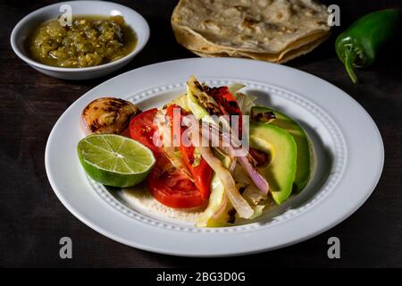 Vegane Tacos. Gegrillter Kohl, Zwiebeln und Paprika. Stockfoto