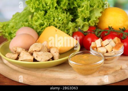 Zutaten für Caesar Salat auf hellem Hintergrund Stockfoto
