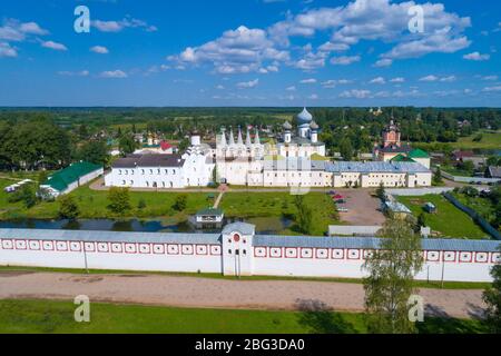 Blick auf das Tichvin-Kloster an einem sonnigen Julitag (Luftaufnahmen). Leningrad, Russland Stockfoto