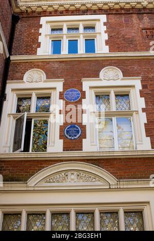 English Heritage Blaue Plaketten markieren Haus, wo König Cetshwayo und William Holman Hunt in Holland Park, Kensington, London, Großbritannien Stockfoto