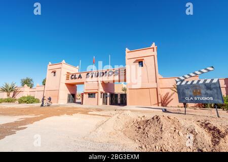 Ouarzazate, Marokko - 18. März 2020: Haupttor und Werbung Clipperboard von CLA Studios Stockfoto