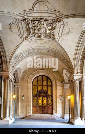 Kunstvolle Eingangstür im Palais du Louvre, Paris, Ile-de-France, Frankreich Stockfoto