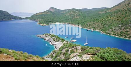 Blick von oben auf die mediterrane Küste in der Türkei, Naturlandschaft und Seenlandschaft, Urlaub im Sommerparadies Stockfoto