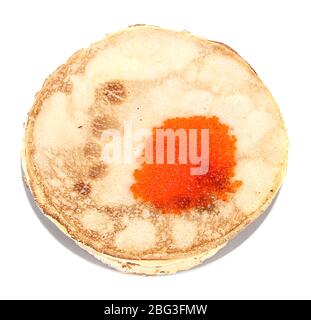 Leckere Pfannkuchen mit rotem Kaviar auf weiß isoliert Stockfoto