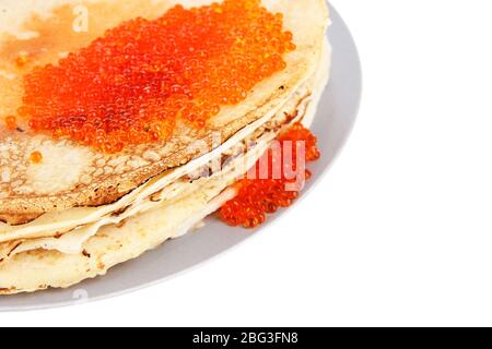 Leckere Pfannkuchen mit rotem Kaviar auf weiß isoliert Stockfoto