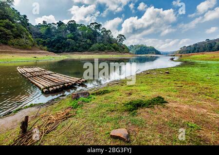 Bambus-Floß in Periayar Wildlife Sanctuary, Periyar, Kerala, Indien Stockfoto