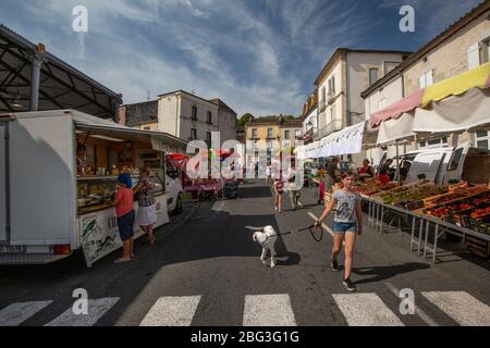 Straßenmarkt in der Stadt Cancon, im Departement Lot-et-Garonne der französischen Region Aquitaine, Frankreich, Europa Stockfoto