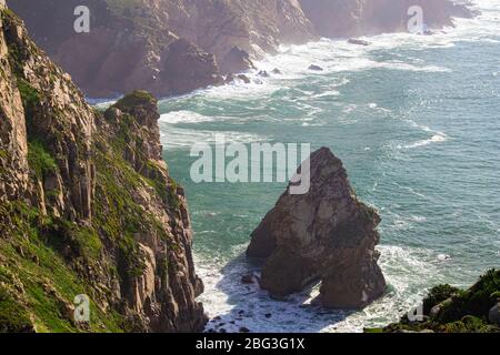 Cabo da Roca. Klippen, Felsen, Wellen und Wolken an der Atlantikküste in Sintra, Portugal Stockfoto