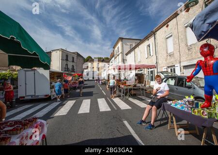 Straßenmarkt in der Stadt Cancon, im Departement Lot-et-Garonne der französischen Region Aquitaine, Frankreich, Europa Stockfoto