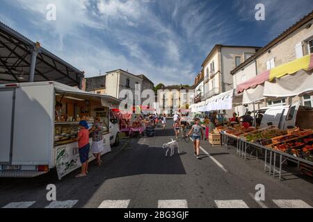 Straßenmarkt in der Stadt Cancon, im Departement Lot-et-Garonne der französischen Region Aquitaine, Frankreich, Europa Stockfoto