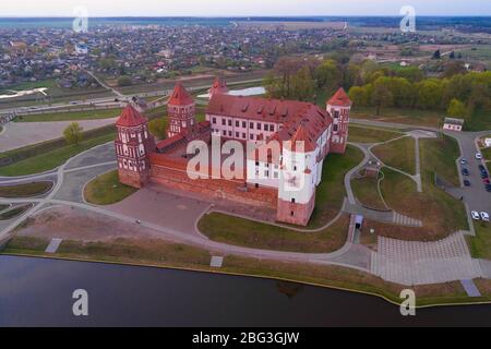 Über dem Schloss mir am Abend des Aprils (Luftaufnahme). Mir, Weißrussland Stockfoto