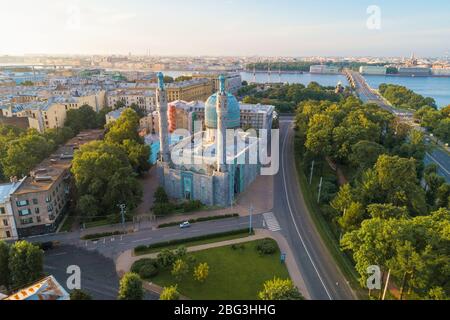 Der Bau einer alten Moschee im Stadtbild an einem Julimorgen (Luftaufnahme). Sankt Petersburg, Russland Stockfoto