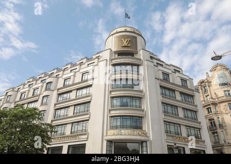 LOUIS VUITTON FLAGSHIP STORE PARIS VORÜBERGEHEND GESCHLOSSEN Stockfoto