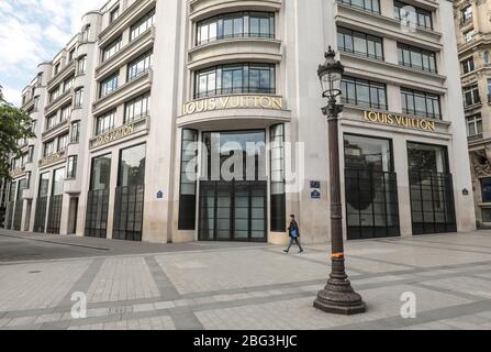 LOUIS VUITTON FLAGSHIP STORE PARIS VORÜBERGEHEND GESCHLOSSEN Stockfoto