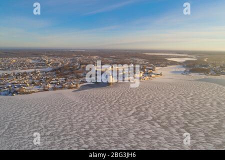Blick auf den See Siverskoje und das Kloster Kirillo-Beloserski an einem frostigen Dezembertag (Luftaufnahmen). Oblast Wologda, Russland Stockfoto