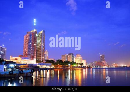 Skyline von Manila von der Bucht zur blauen Stunde Stockfoto