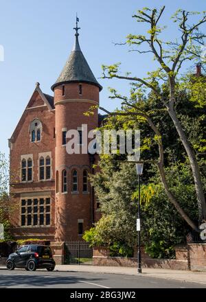 The Tower House, 29 Melbury Road, Kensington and Chelsea, London; entworfen von William Burges zwischen 1875 und 1881 im Stil der französischen Gotik Stockfoto