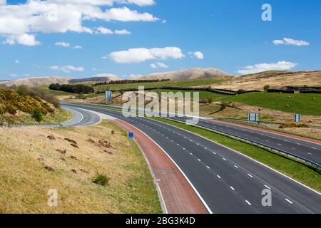 Die Autobahn M6 in der Nähe von Sedbergh in Cumbria, Großbritannien, verlassene mitten am Tag während der Covid19-Sperre. Stockfoto