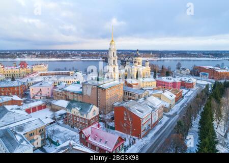 Verklärung Kathedrale im Stadtbild an einem Januar bewölkten Tag (Luftaufnahme). Rybinsk, Russland Stockfoto