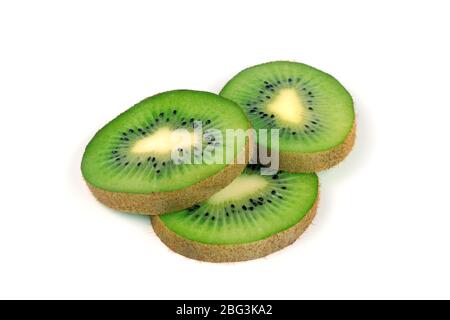 In Scheiben geschnittene Kiwis auf weißem Hintergrund Stockfoto