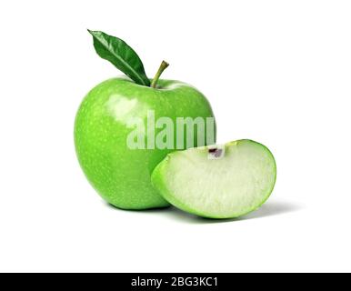 Grüner reifer Apfel mit grünem Blatt und Scheibe isoliert auf weißem Hintergrund Stockfoto