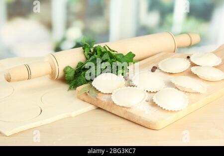 Rohe Knödel und Teig, auf Holztisch Stockfoto