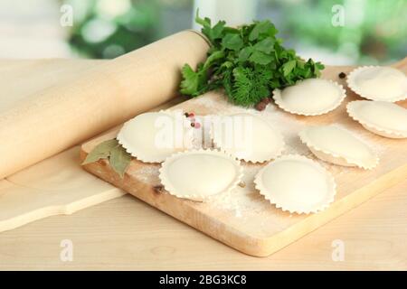 Rohe Knödel und Teig, auf Holztisch Stockfoto